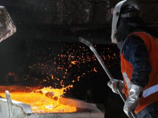 Cobre enfrenta pérdidas por la débil demanda china y fortaleza del dólar.