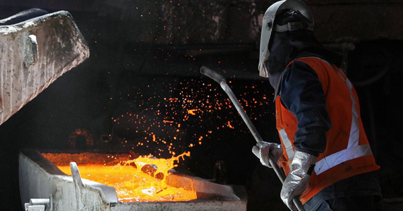 Cobre enfrenta pérdidas por la débil demanda china y fortaleza del dólar.