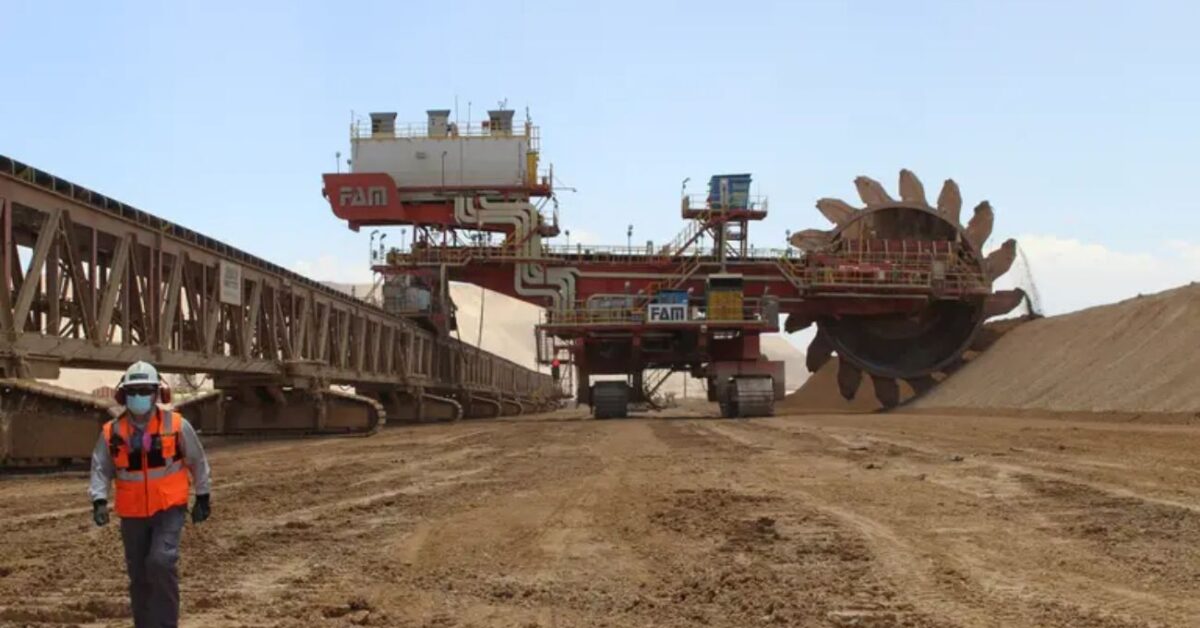 La “megamudanza” de Codelco: dos chancadoras de la División Radomiro Tomic serán trasladadas 4 kilómetros La “megamudanza” de Codelco: dos chancadoras de la División Radomiro Tomic serán trasladadas 4 kilómetros
