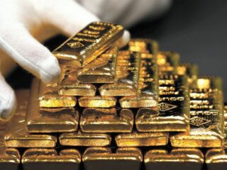 El oro sube más del 1% por debilidad del dólar y datos de inflación