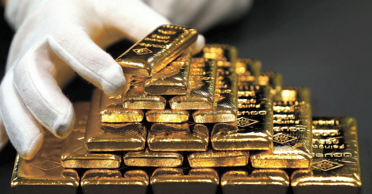 El oro sube más del 1% por debilidad del dólar y datos de inflación
