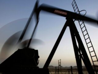 Los precios del petróleo se mantienen estables y se esperan recortes de tasas de interés este año