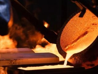 El oro cae más del 3% debido a sorprendente informe de empleo en EE. UU.