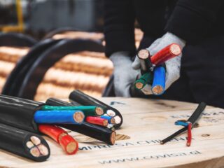 Empresa chilena es pionera y líder en creación de cables de seguridad fabricados 100% con energía renovable 