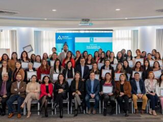Minera Zaldívar otorga becas de empleabilidad a mujeres de Antofagasta