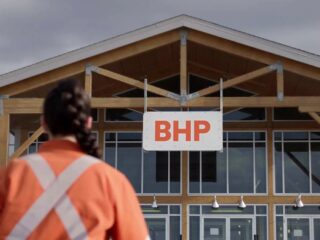 BHP solicita permiso para proyecto de transporte eléctrico en mina Escondida.