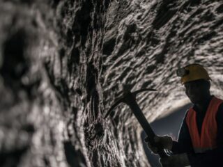 Facturadores y transportistas: los principales actores en la minería de pequeña escala de cobre en Perú.