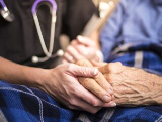 Pensión por enfermedad terminal: ¿Cómo solicitar el retiro de fondos de cesantía?