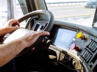 Hay cursos gratuitos de conducción profesional: ¿Cuáles son los requisitos para acceder a ellos?