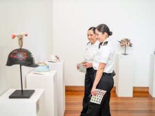 Sala de Arte Collahuasi inicia “Mes de la Minería” con mil visitas a exposición de cascos mineros