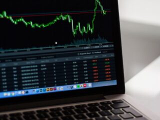 Esto es lo que expertos en finanzas aconsejan hacer durante una crisis bursátil y también qué evitar