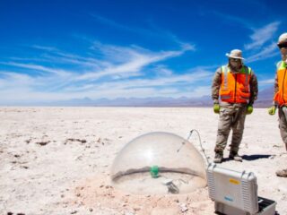Caída del precio del litio lleva a Albemarle a recortar costos nuevamente