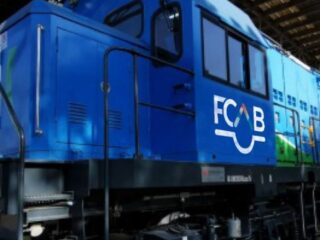 Grupo Luksic presenta consulta para locomotora de hidrógeno verde en Chile.
