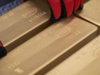 El oro se estabiliza cerca de máximos históricos por recorte de tasas en EE.UU.