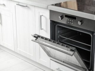 ¿Por qué no debo guardar ollas y sartenes en el horno?