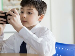 Se aprobó proyecto de ley que regula uso de celulares en colegios hasta sexto básico