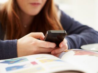 Se aprobó proyecto de ley que regula uso de celulares en colegios hasta sexto básico