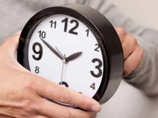 Cambio de hora en Chile 2024: revisa cuándo se deben ajustar los relojes al horario de verano