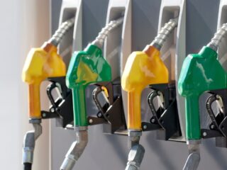 Hasta $200 por litro: Conoce los descuentos en combustibles a los que puedes acceder durante agosto
