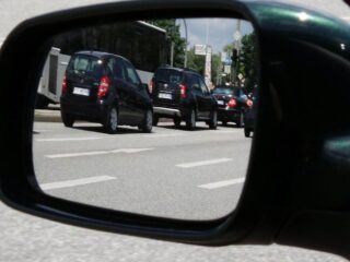 Grabado de patente: revisa los plazos para hacerlo y qué multas se aplican en caso de no cumplir