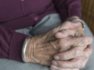 Beneficio para adultos mayores paga $90.000 de por vida: revisa quiénes pueden solicitarlo