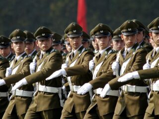 ¿Te interesa postular a la Escuela de Carabineros? Estos son los sueldos que reciben los funcionarios