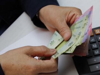 Fonasa devuelve miles de millones en excedentes: consulta con tu RUT si recibirás dinero