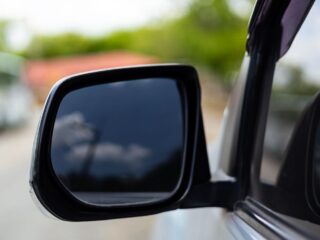 Grabado de patentes en vidrios y espejos de los vehículos: revisa el plazo para la normativa