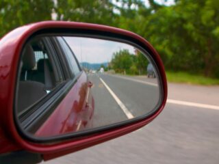 Grabado de patentes en vidrios y espejos de los vehículos: revisa el plazo para la normativa