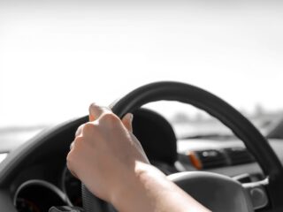 Revisa los requisitos para los cursos gratuitos de conducción profesional del Sence