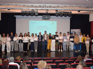 Un total de 16 jóvenes de Estepa reciben las becas de formación superior de Calgovsa
