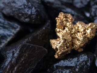 Descubren el sorprendente rol de la electricidad en la formación de pepitas de oro