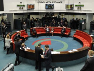 Pioneros del mercado de metales regresan al centro del conflicto