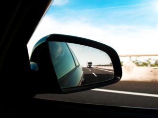 Grabado de patentes en vidrios y espejos de los vehículos: ¿Cuál es el plazo para cumplir con la normativa?