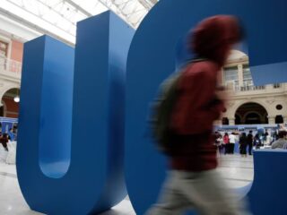 ¿Quieres trabajar en la Universidad Católica de Chile? Estos son los cargos a los que puedes postular