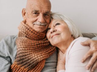 IPS beneficia a adultos mayores con bono de $425.000: revisa cómo solicitarlo