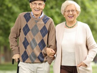 IPS beneficia a adultos mayores con bono de $425.000: revisa cómo solicitarlo