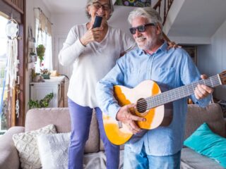 IPS beneficia a adultos mayores con bono de $425.000: revisa cómo solicitarlo