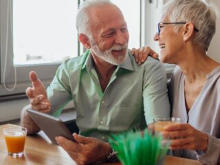 IPS beneficia a adultos mayores con bono de $425.000: revisa cómo solicitarlo