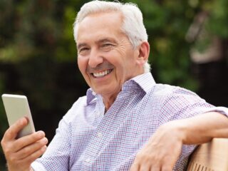 IPS beneficia a adultos mayores con bono de $425.000: revisa cómo solicitarlo