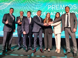 Lomas Bayas recibe el Premio SONAMI 2024 en la categoría ‘Grandes Productores’ por su contribución al desarrollo sectorial