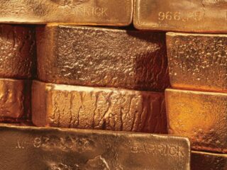 Demanda de oro alcanza $100 mil millones: inversores occidentales impulsan crecimiento.