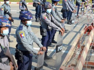 Rebeldes toman minas de tierras raras en Myanmar amenazando suministro a China