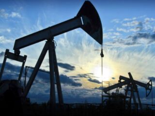 Exceso de producción global presiona los precios del brent hacia abajo