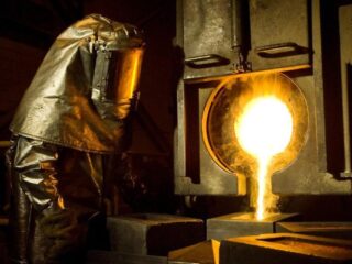 Desafíos para mineras de oro: caída en acciones y costos impactan industria