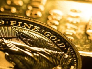 El oro alcanza nuevo récord mientras las bajas de tasas y las tensiones en Medio Oriente impulsan la demanda