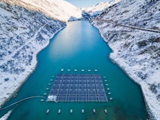 Construyen mayor parque solar en Alpes suizos para generar electricidad durante invierno