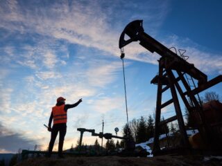 Mercado del petróleo enfrentará superávit en 2022 por exceso de oferta