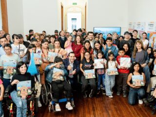Niños y jóvenes del Instituto Teletón Iquique exponen sus creaciones en Sala de Arte Casa Collahuasi