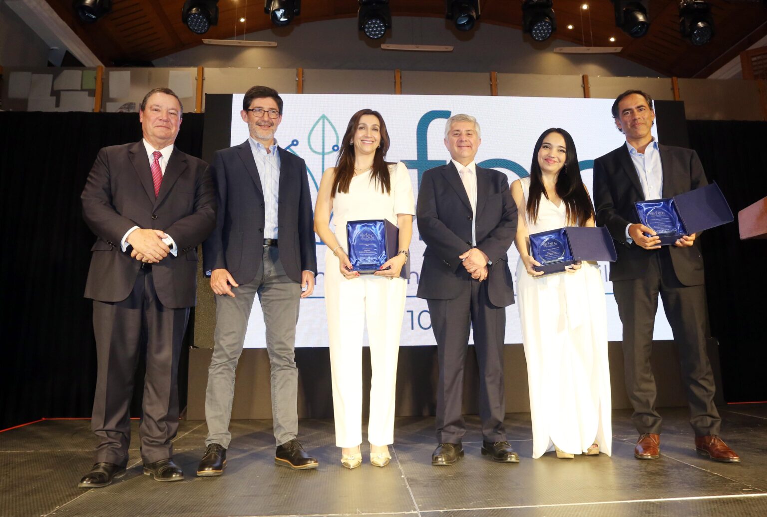 Dominique Viera Peñailillo, Vicepresidenta de Operaciones de Metaproject Group, recibe el Premio Empresaria del Año entregado por FEC Jóvenes
